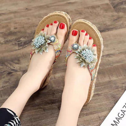 P 2023 Summer New Flower Herringbone Slippers Women's Internet Celebrity Fashion Outwear Slope Heel Thick Sole Anti slip Beach Slippers