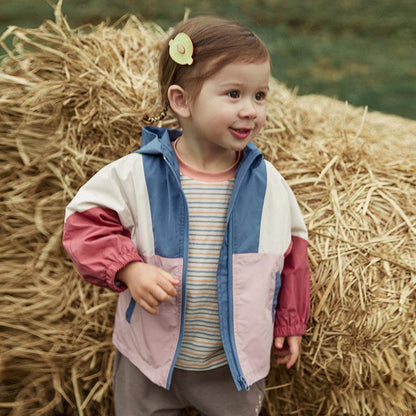 Ropa para niños en la primavera de 2024, el nuevo abrigo cortavientos para niños y niñas está empalmado y contrastado con la capucha cortavientos coreana.